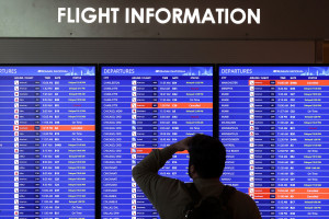 Caída global de Microsoft causó alteraciones en aeropuertos y aerolíneas